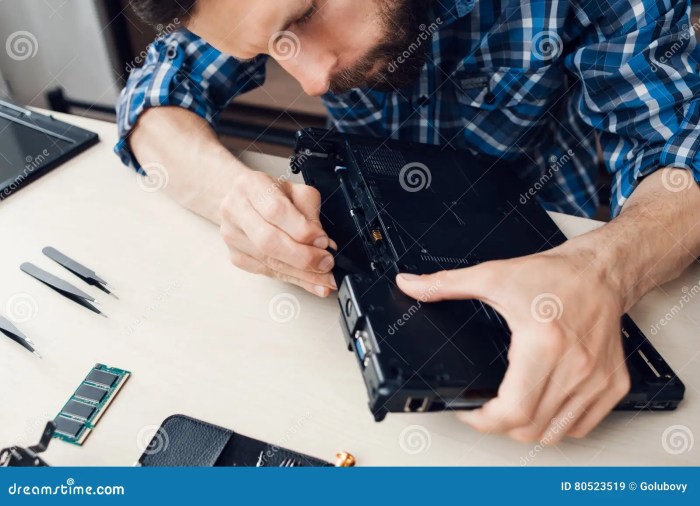 Cara menggunakan obeng yang tepat untuk bongkar pasang laptop